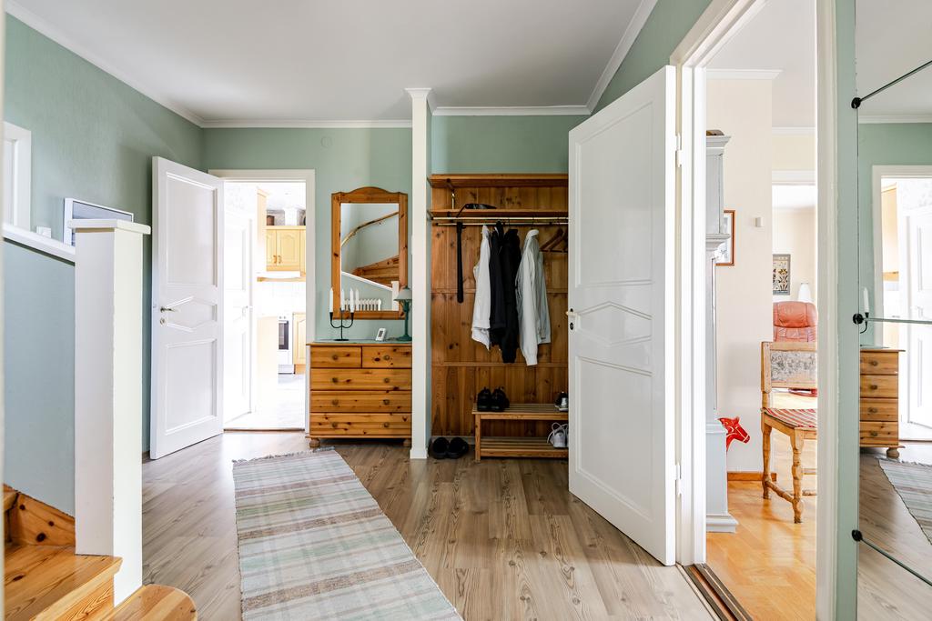Rymlig hall med gott om plats för avhängning. 