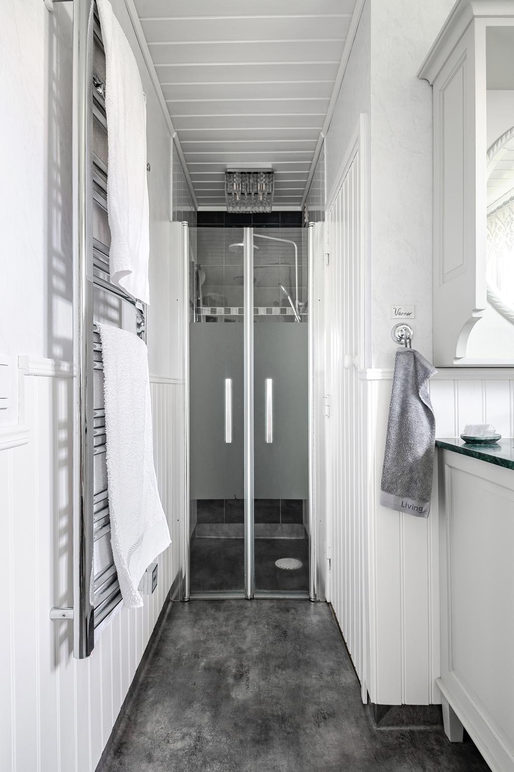 Bastu till höger om duschen.