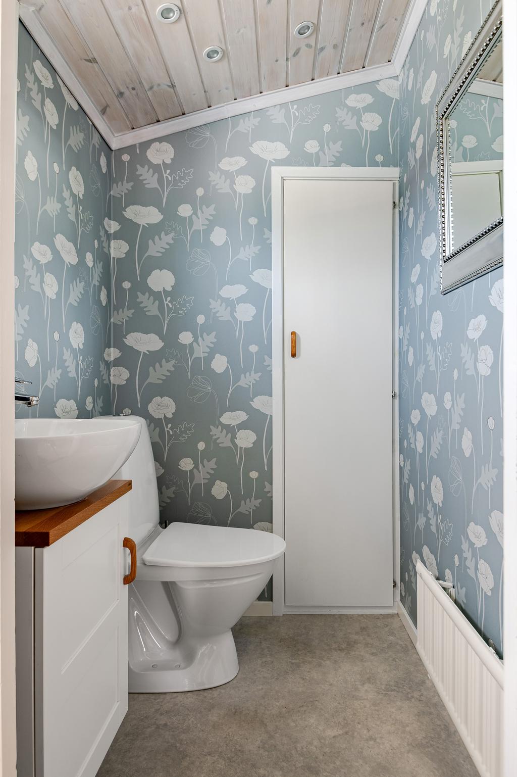 WC på övre plan. Härifrån nås även kattvinden som rymmer gott om förvaring.