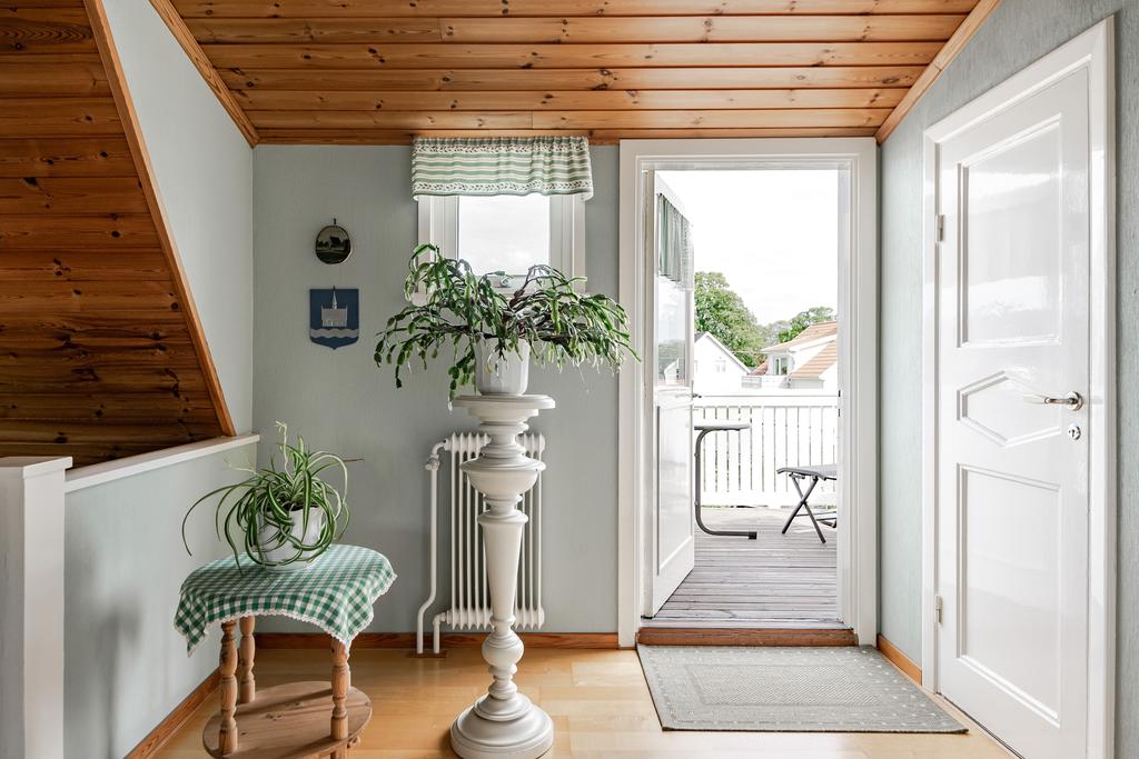 Övre hall med utgång till balkongen.