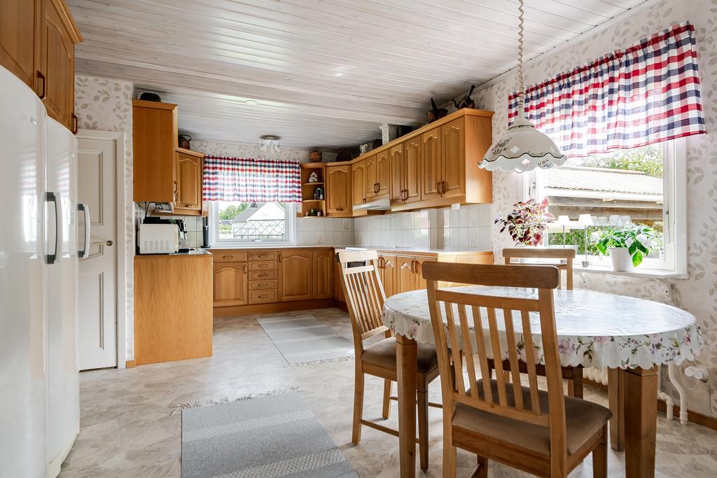 I köket får du plats med både familj, släkt och vänner - rymligt och välplanerat.