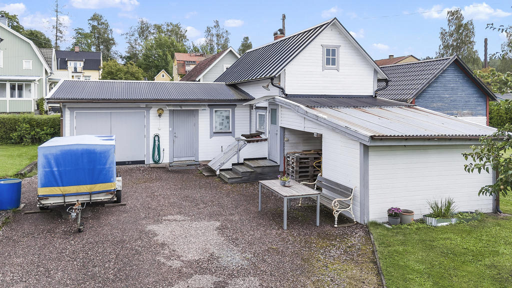 Extra byggnad med garage, verkstad/pannrum samt bastu.