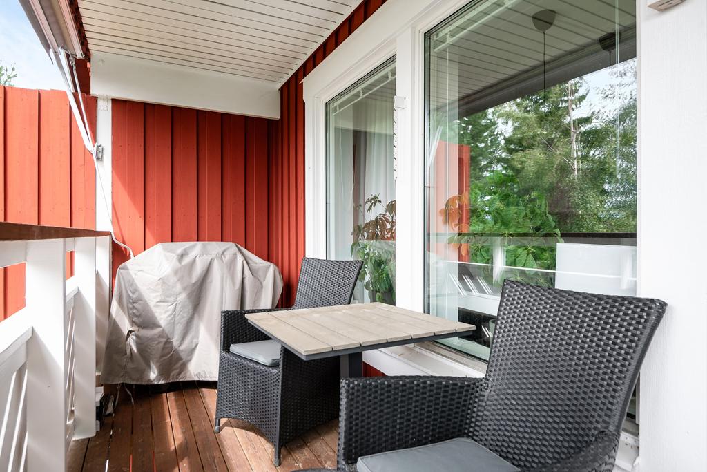 Balkongen ger plats för både umgänge och grill