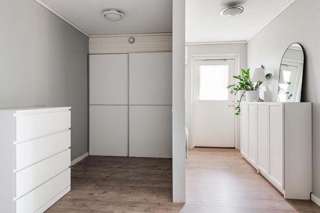 Platsbyggd garderob och egen ingång