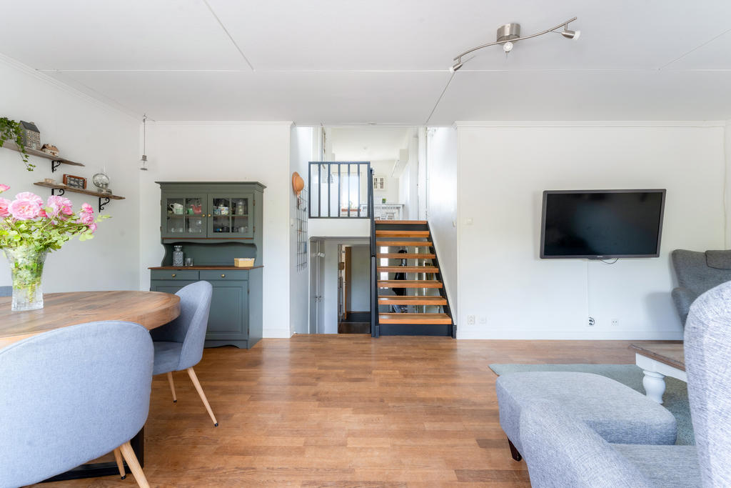 Radhuset går i etage med bara några trappsteg mellan. Trappan och räcket utgör en snygg inredningsdetalj 