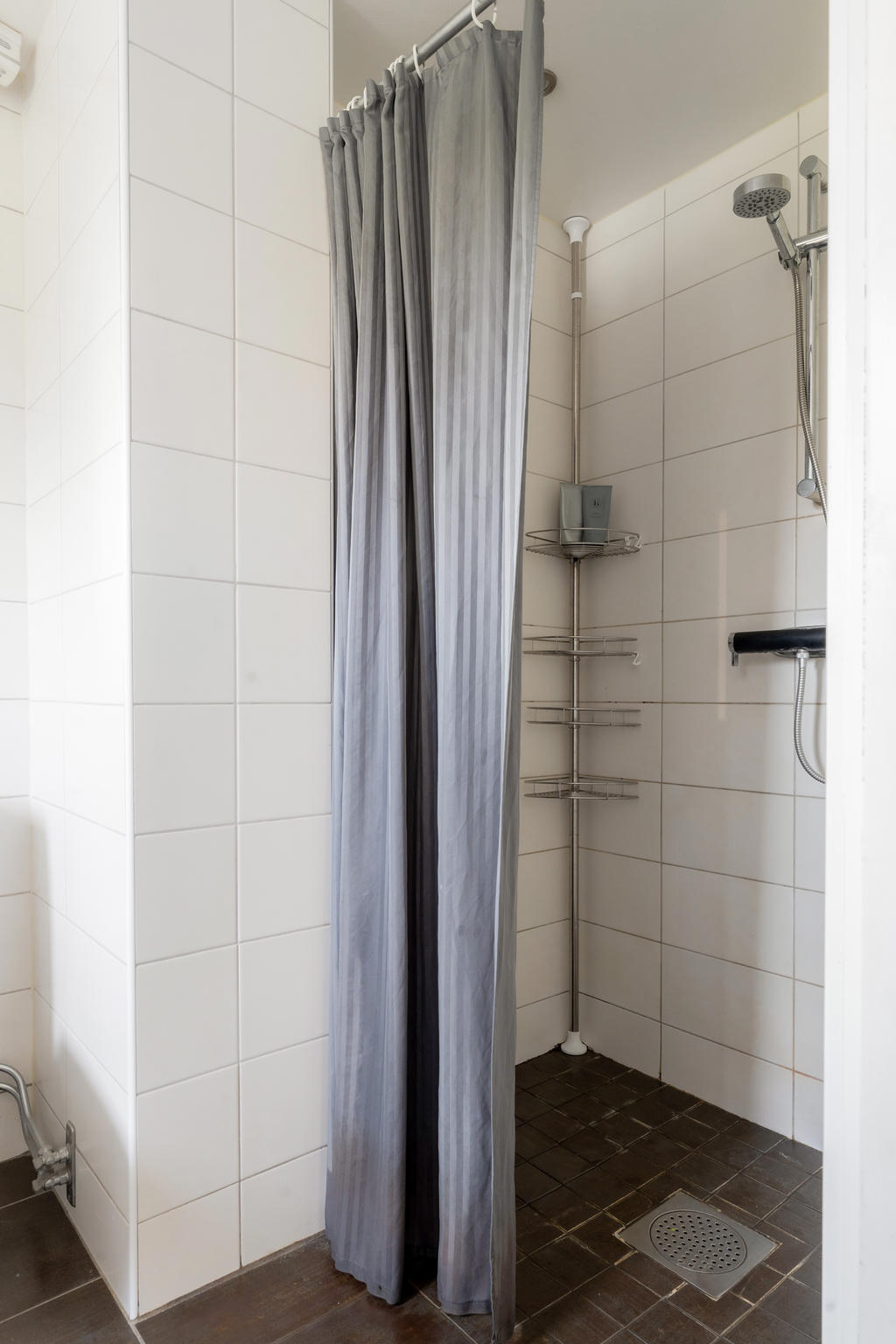 En rymlig dusch finns i badrummet