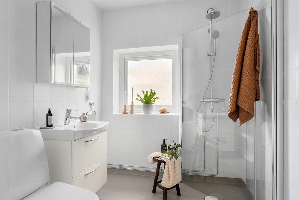 Badrummet, 2019. Ljust och praktiskt med neutrala färger och hållbara material.