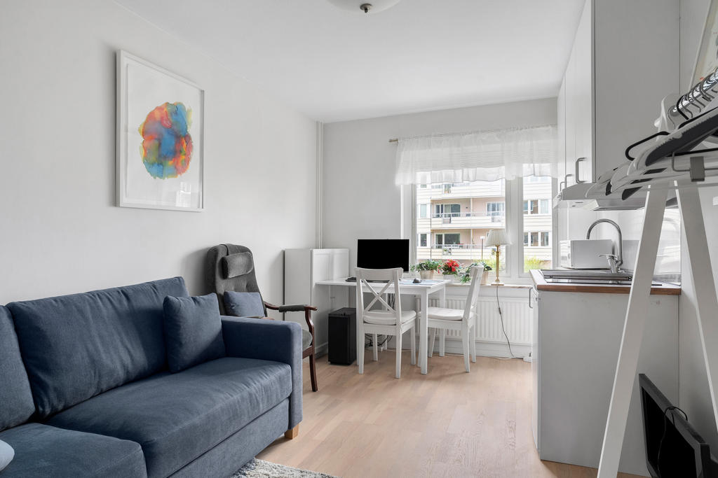 Lilla lägenheten består utav ett rum, med fönster i västerläge. Soffan i bild är en bädsoffa. Lägenheten är hyrs för närvarande ut, men kan sammankopplas med den större lägenheten enkelt. I lägenheten finns pentry, eget badrum samt klädkammare/kontor