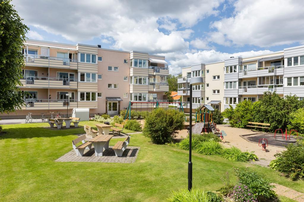 Utanför bostaden ligger en av de grönområden som tillhör föreningen. 