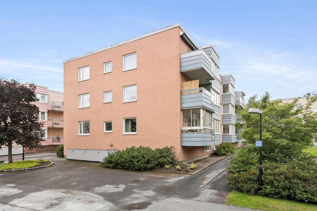 Bostaden ligger ett halvplan upp, och har fönster i tre vädersträck