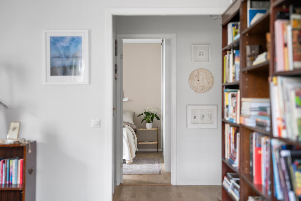 Vardagsrummet, vy mot hall och stora sovrummet