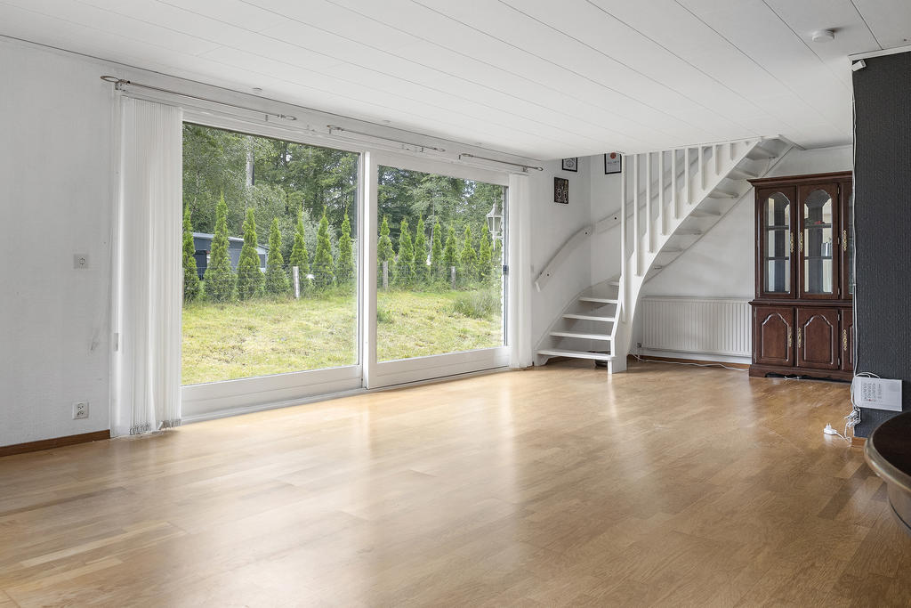 Allrum med trappa till öpl.