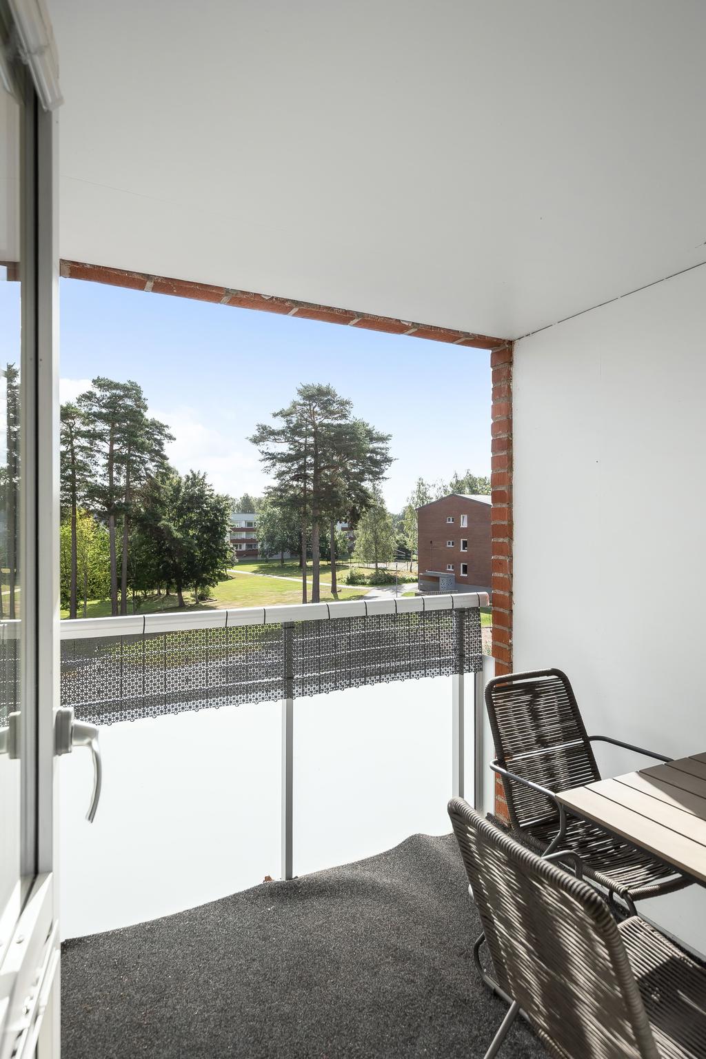 Balkong med trevlig förmiddagssol