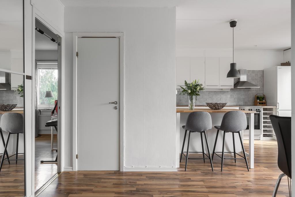 Passage/hall med vy mot kök