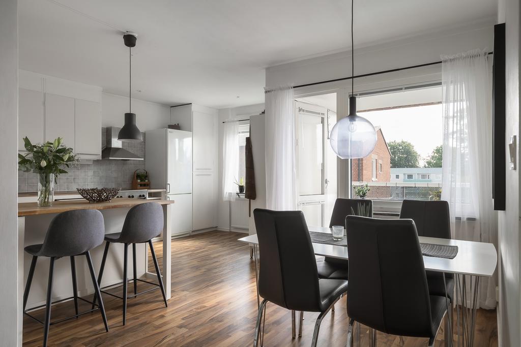 Luftigt kök med fina ljusinsläpp och öppen planlösning