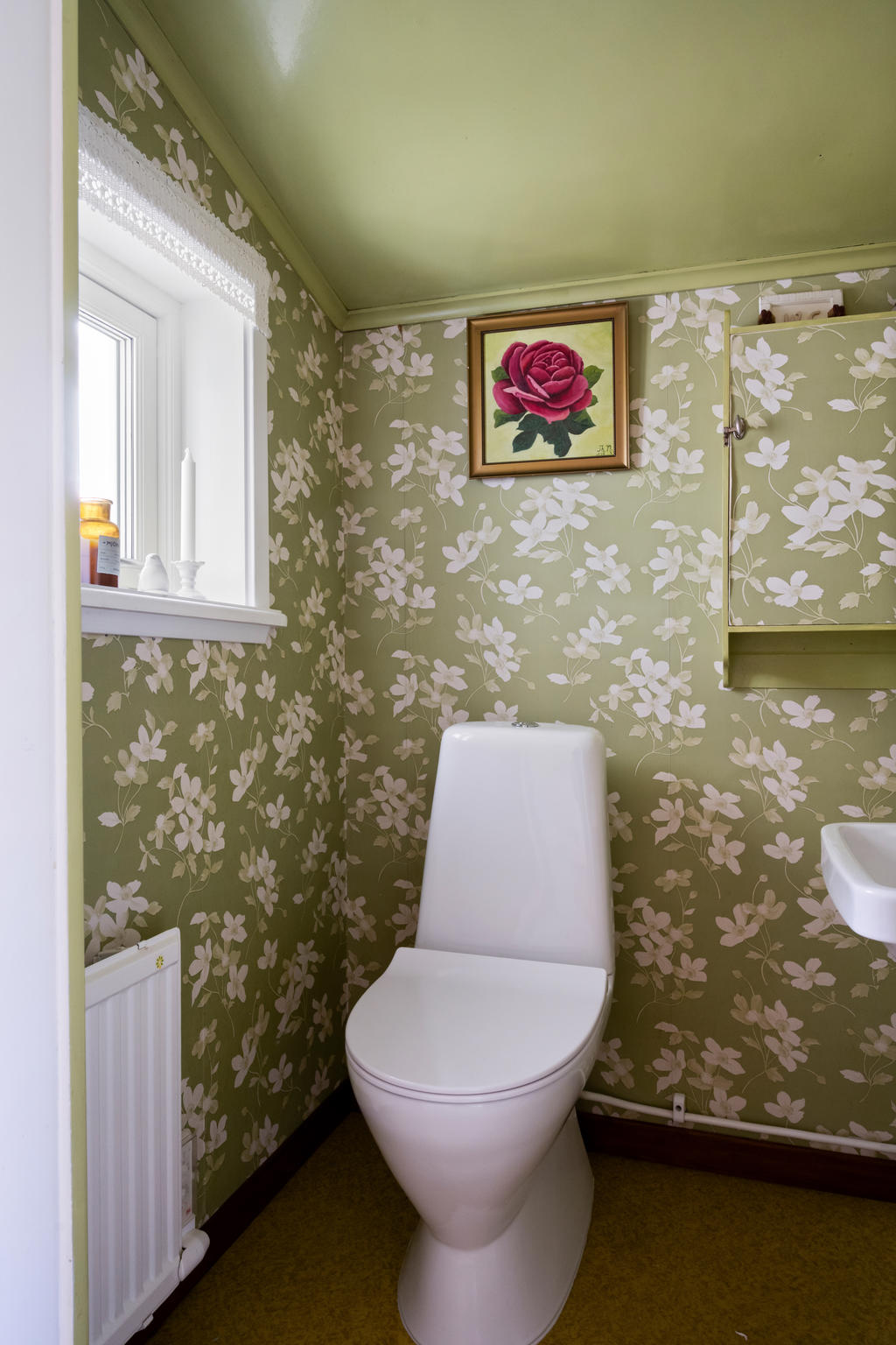 WC utrustad med toalett och handfat.