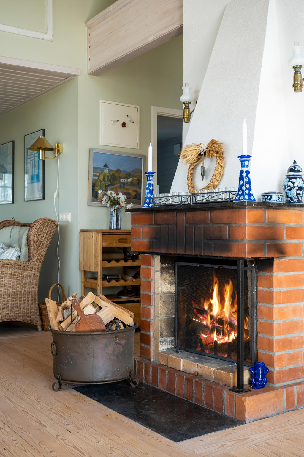 Härlig eldstad för extra mysfaktor vid kyligare dagar.