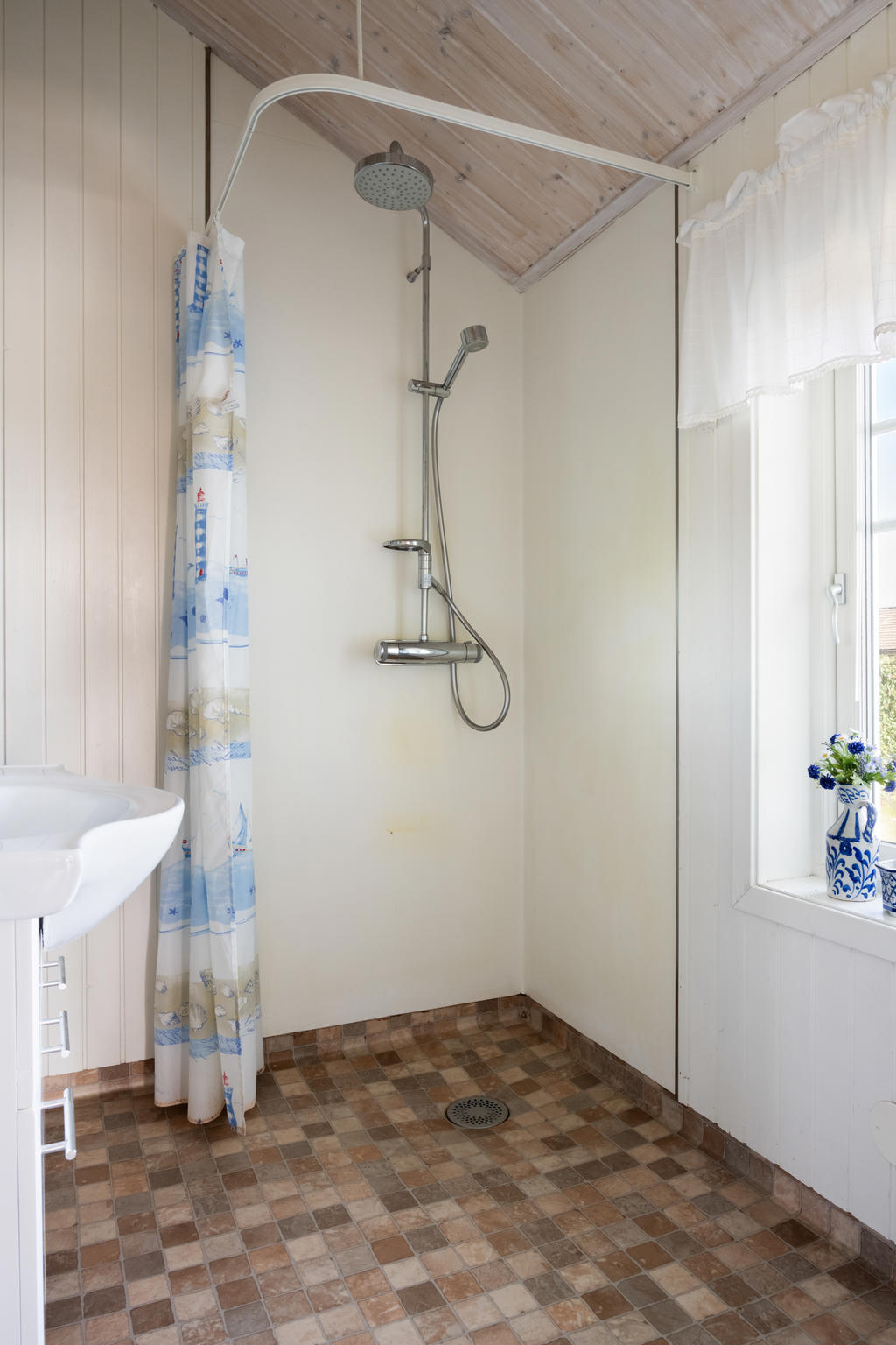 Badrum utrustat med dusch, tvättmaskin, handfat, spegel och kommod!