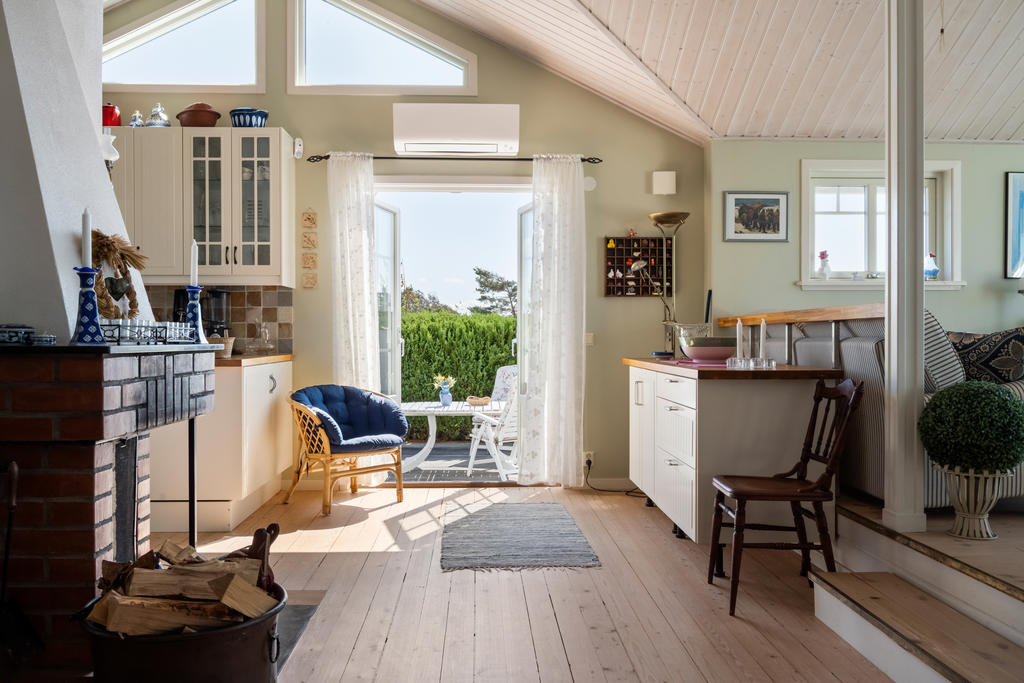 Öppet och ljust allrum med direkt utgång till terrassen i soligt söderläge!