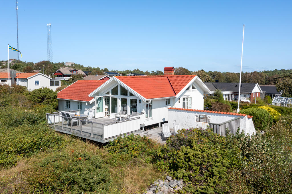 Fantastiska uteplatser i söderläge på baksidan!