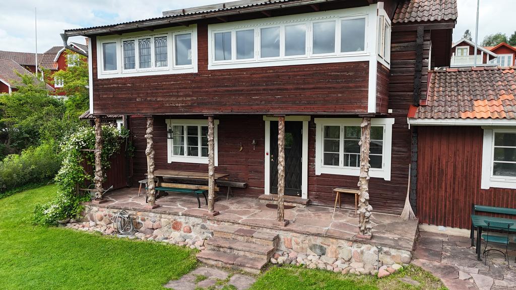 Entré med stenlagd veranda och plats för sittgrupp