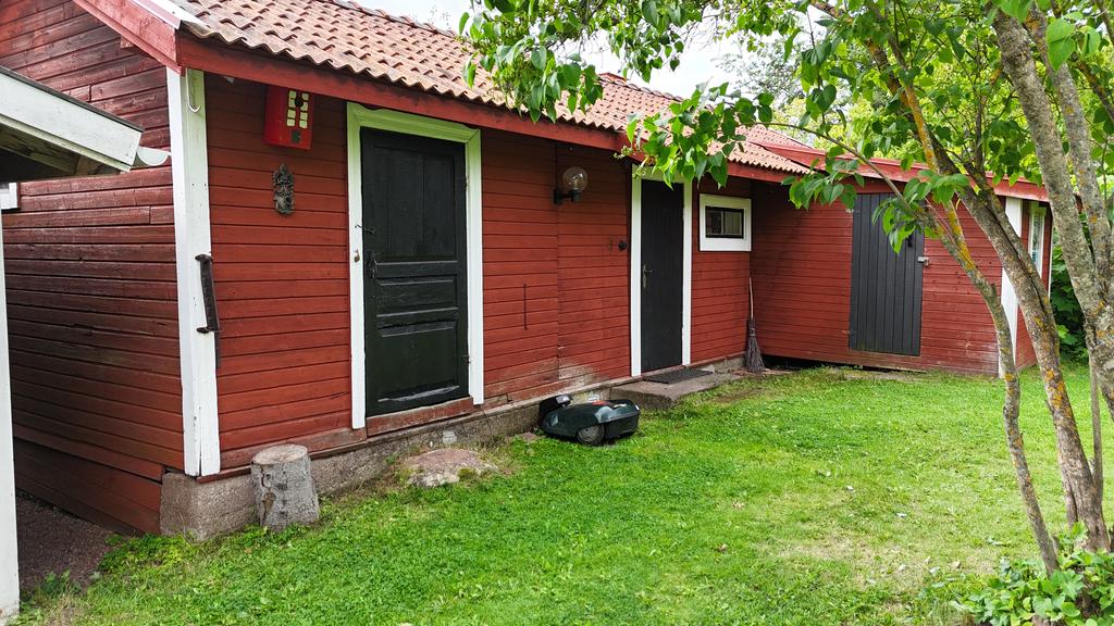 Förråd och ytterligare en gäststuga på gården. Ingången till gäststugan är den andra dörren till höger på bilden. 