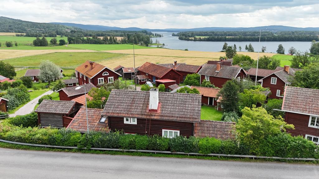 Här bor du med en fantastisk vy över byn, de öppna fälten och den glittrande sjön i bakgrunden. En miljö som bjuder på rofylldhet året om.