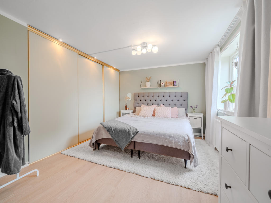 Renoverat master bedroom med stora skjutdörrsgarderober