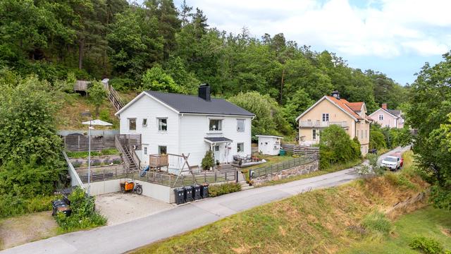 Högt och naturnära läge med vy över Gamleby och sol i princip hela dagen och kvällen!