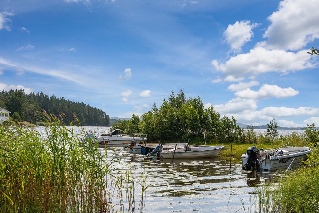 Gemensam båtpir ligger granne med fastigheten