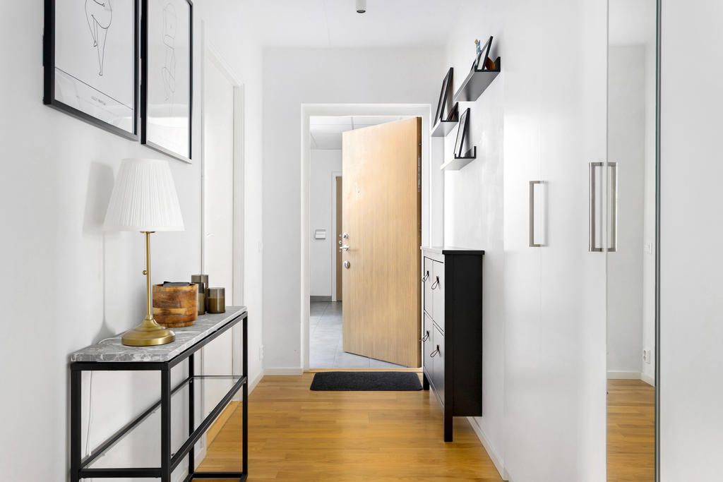 Välkommen in! Rymlig hall med inbyggda garderober. 