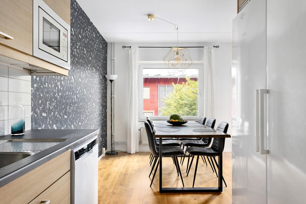 Stor matplats som ger gott om plats tills stort matbord för hela familjen