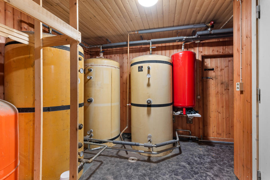 Pannrum med ack-tankar om totalt 3000 liter. 