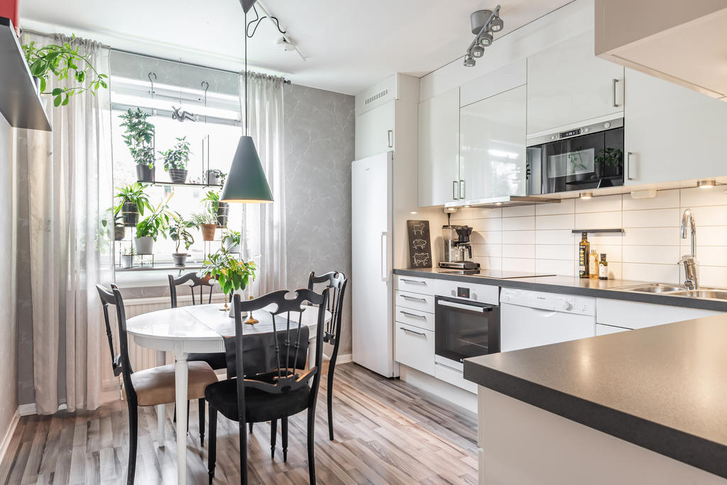 Fräscht kök med snygg inredning och nyare maskiner