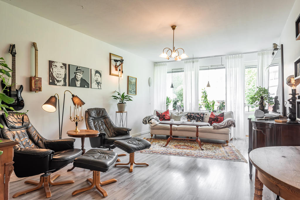 I det stora vardagsrummet finns plats för både soffa och matsalsbord om så önskas.