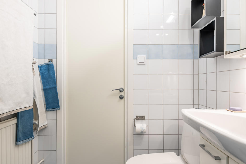 Fräscht badrum med duschörna