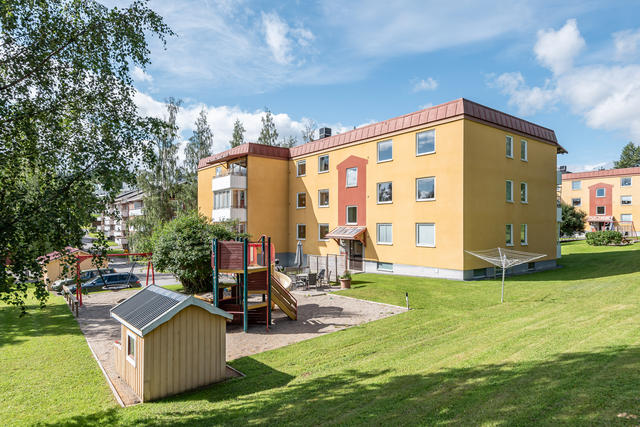 Utanför entrén finns trädgårdsgrupp och lekplats