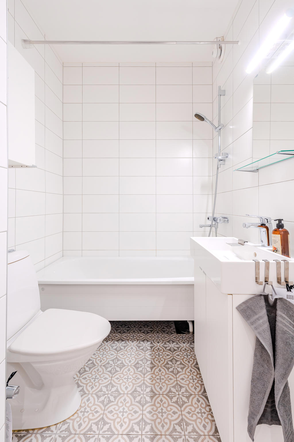 Helkaklat badrum med golvvärme