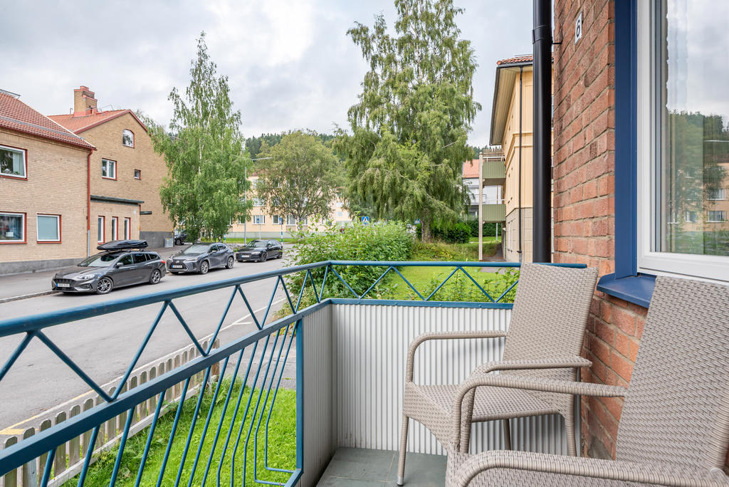 Njut av solen på balkongen.