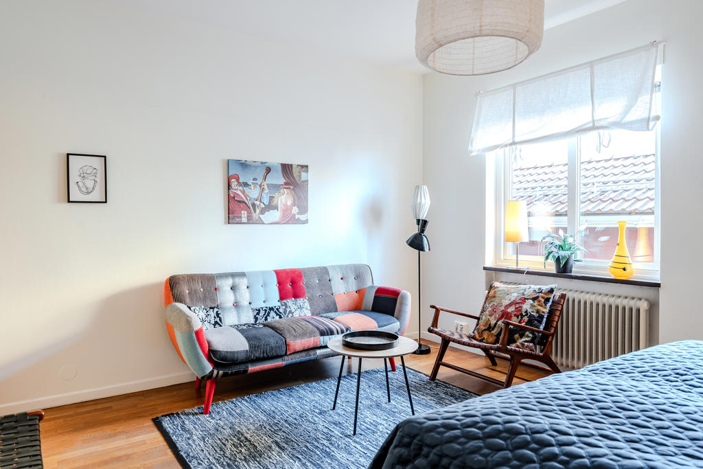 Sovrummet bjuder på yta för en loungegrupp eller ett skrivbord