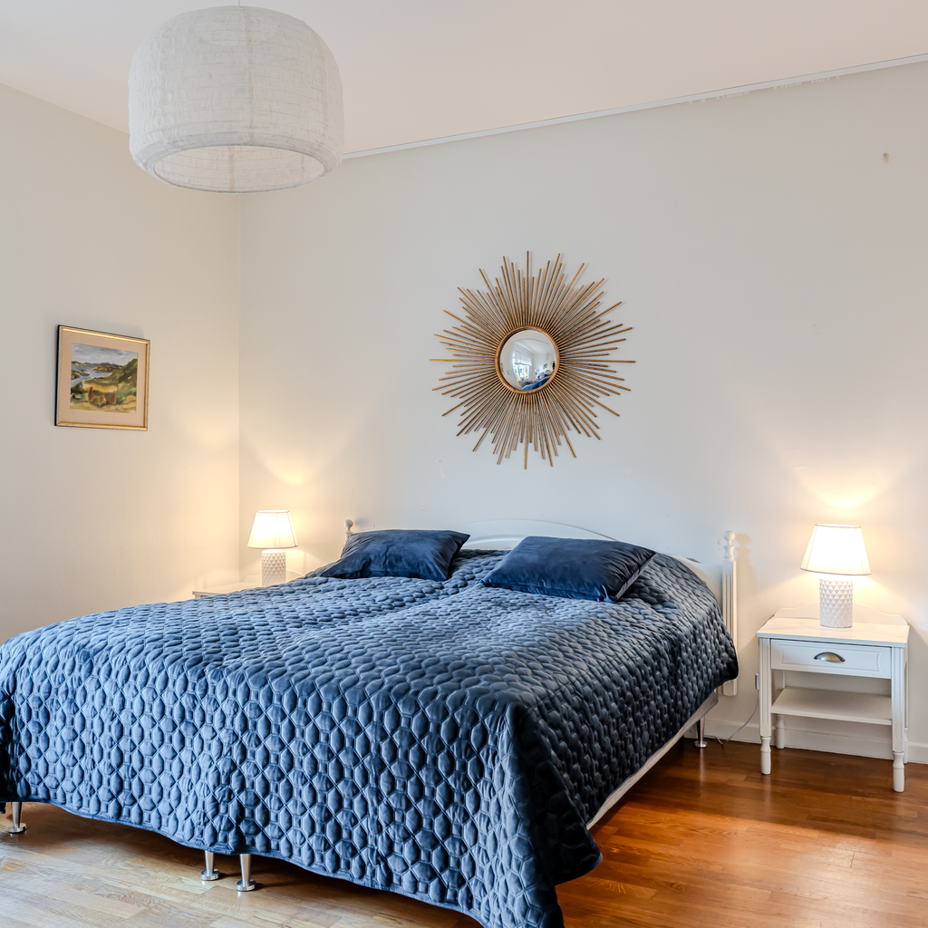 Rymligt sovrum med platsbyggda garderober