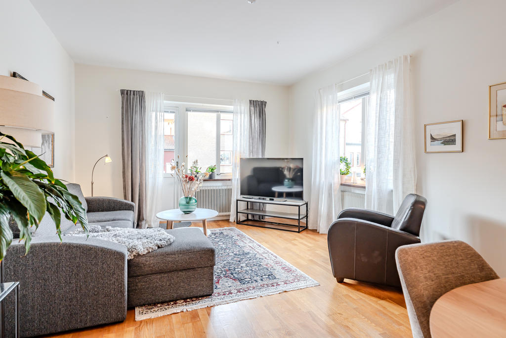 Vardagsrum med plats för soffa och matbord