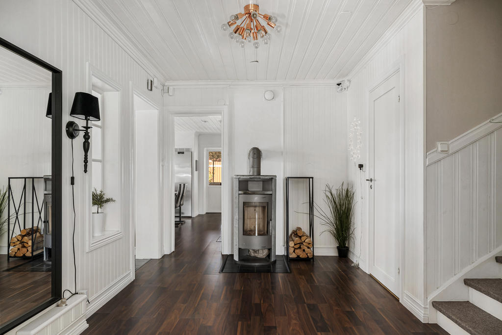 Rymlig hall med kamin.