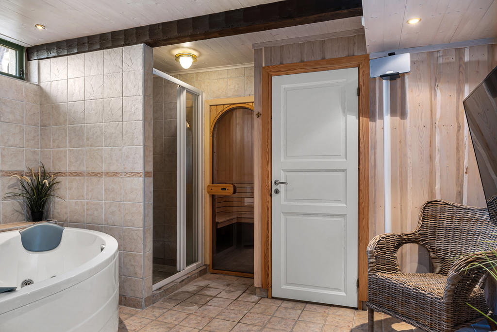 Spa på nedervåning med bastu, badkar samt dusch. 