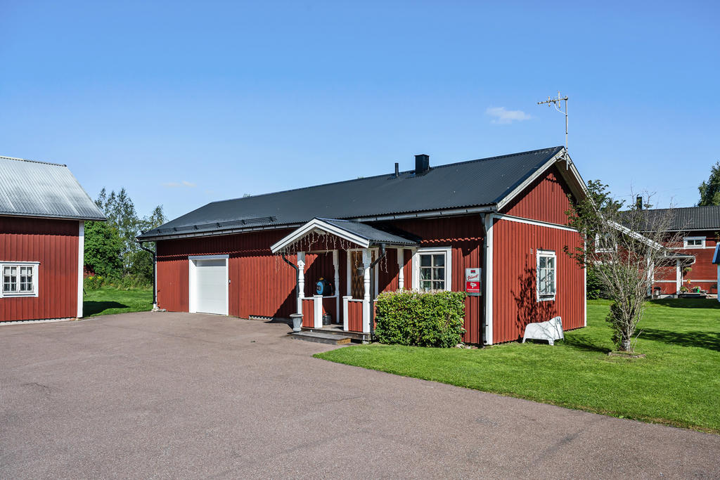 Det mindre huset på gården med garage ger bra möjligheter till uthyrning. 