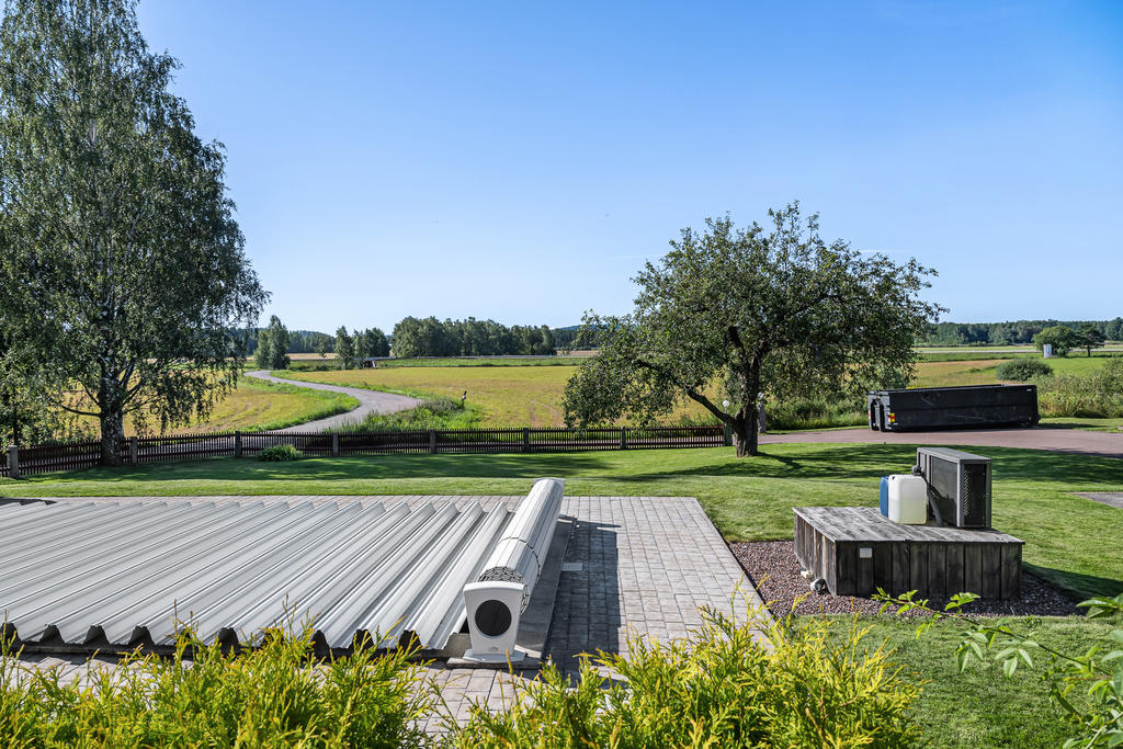 Pool på husets framsida.