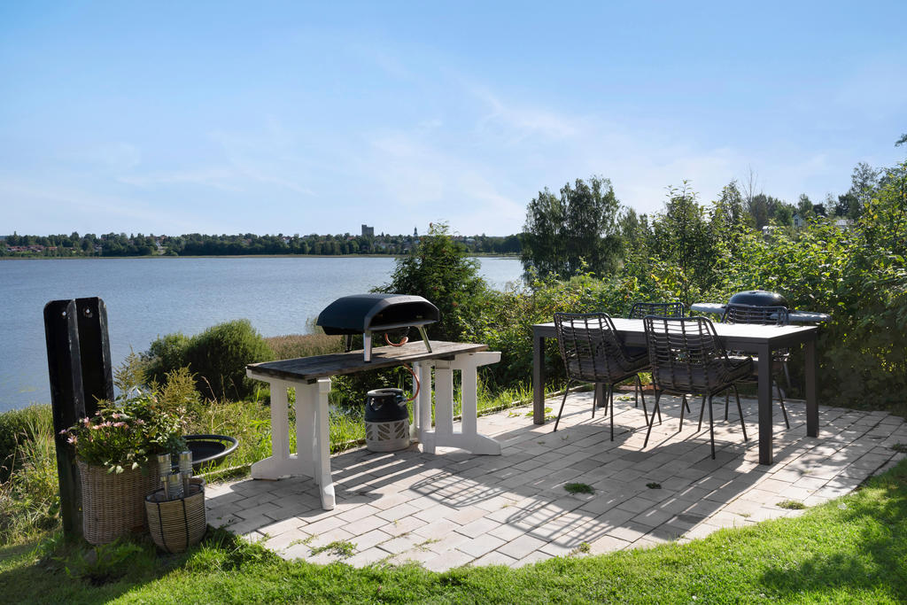 Mysig uteplats på husets baksida mot sjön. 