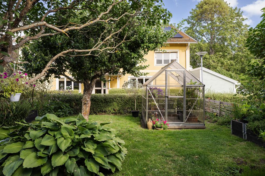Del av tomten med ett växthus