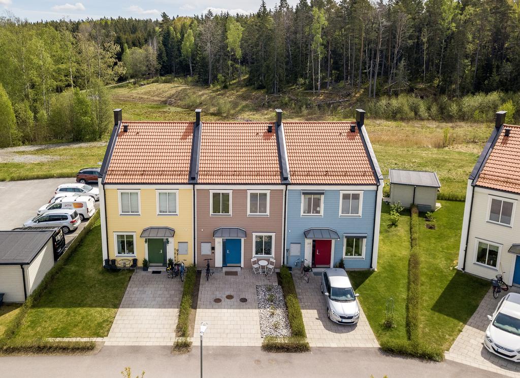 Toppläge i utkanten av området och uteplats mot naturen helt utan insyn