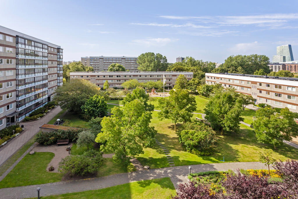 Vy från balkong över den välskötta gården